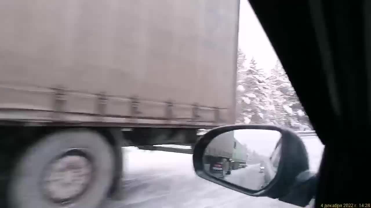 Пробки на трассе М-5 в Челябинской области: ДТП возле Бакала, легковушку  зажало между фур, 4 декабря 2022 г. - 4 декабря 2022 - 74.ру