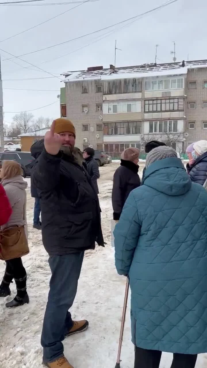 В Ярославской области депутат на встрече с жителями показал средний палец |  Депутат Переславской городской думы Михаил Муленков, директор УК МКД,  Переславль-Залесский, новости 10 февраля 2022 - 10 февраля 2022 - 76.ру