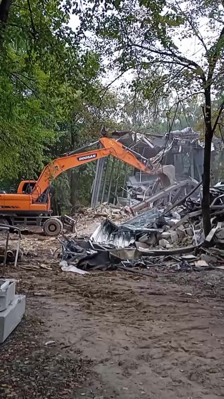 В Первомайском сквере Новосибирска сносят здание, где находился Sabai bar —  видео - 7 сентября 2023 - НГС.ру