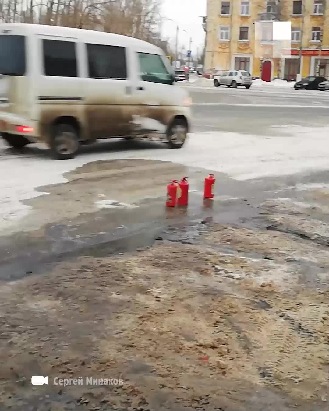 В центре Северодвинска сгорел автомобиль: видео с места пожара