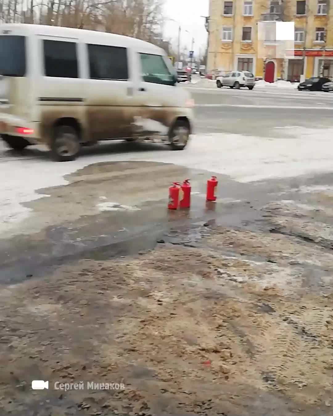 Видео с места пожара в Северодвинске, где загорелся автомобиль, 18 декабря  2022 г. - 18 декабря 2022 - 29.ру