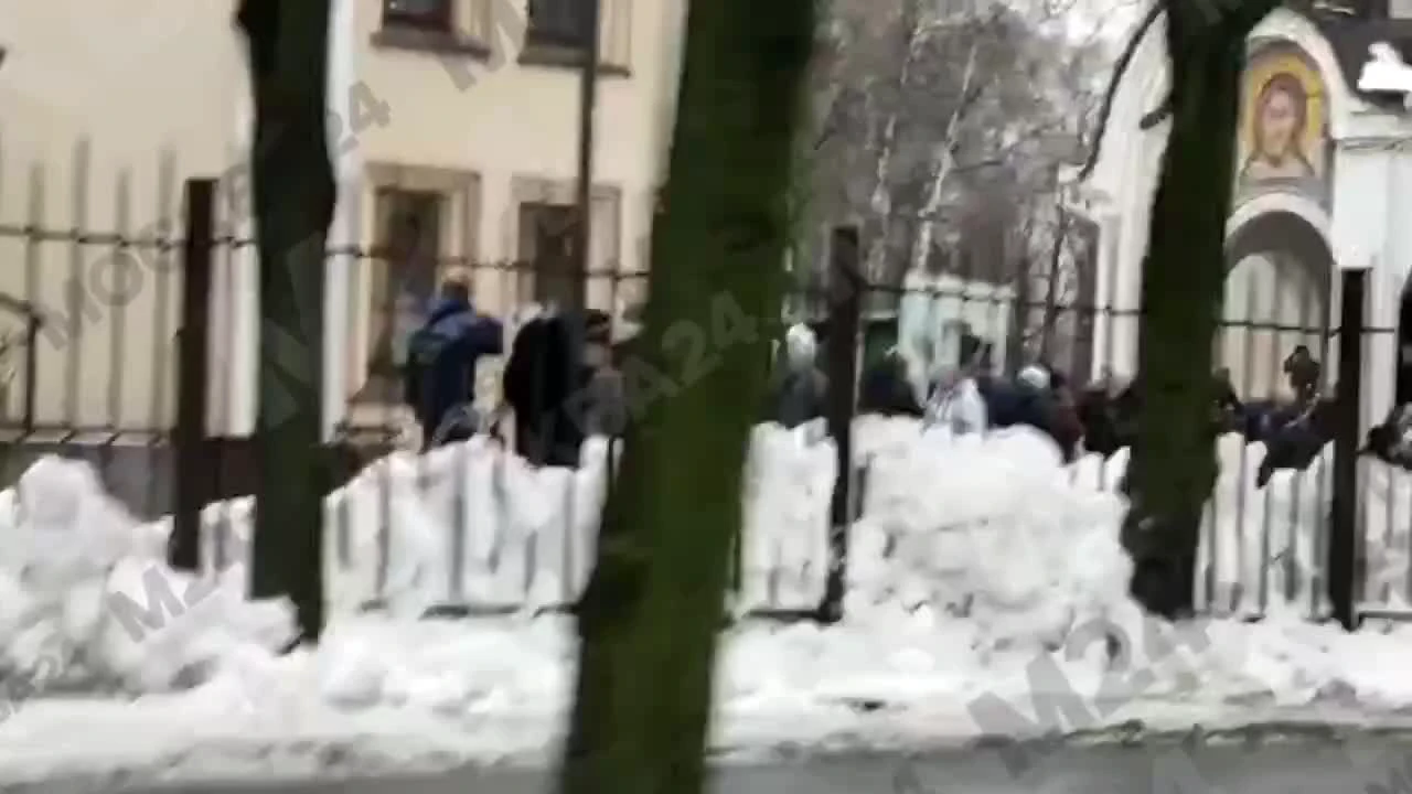 Крещение в Москве с 18 на 19 января 2023: фото и видео, список и адреса  купелей, погода на праздник - 18 января 2023 - msk1.ru