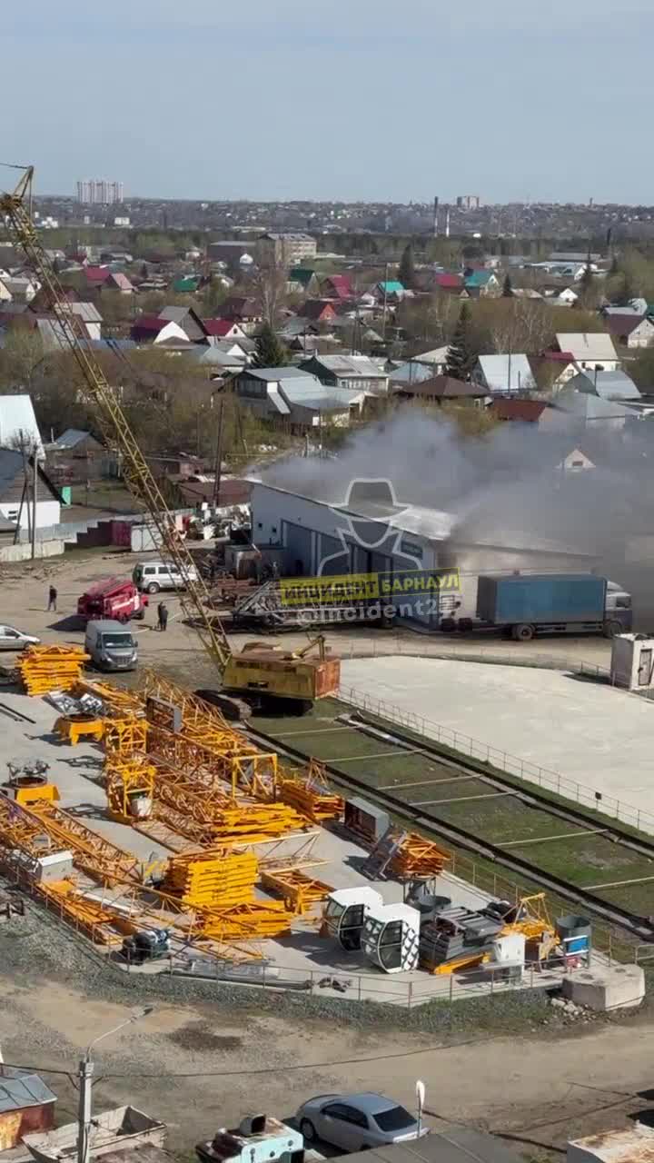 В Барнауле полыхающий склад сняли на видео — пожар в районе Павловского  тракта - 7 мая 2024 - НГС22.ру