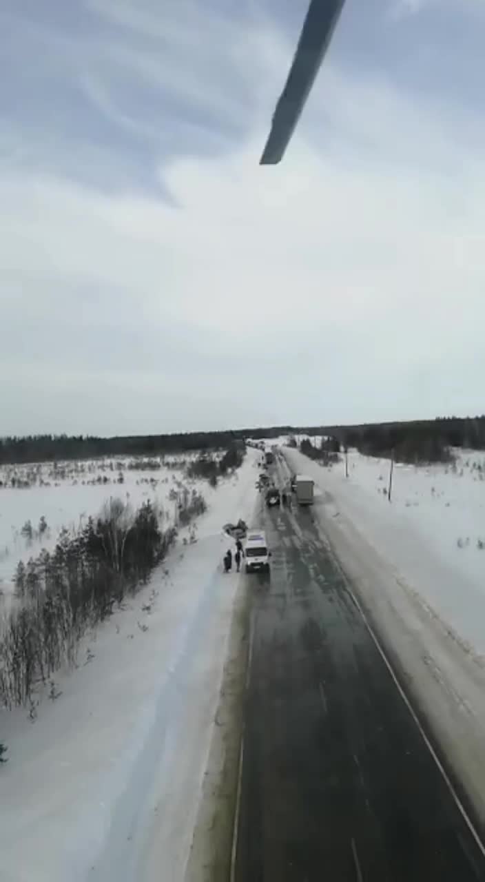 На трассе Сургут — Ноябрьск в ХМАО посадили вертолет центра медицины  катастроф из-за ДТП, в котором погибли три человека - 14 марта 2023 - 86.ру