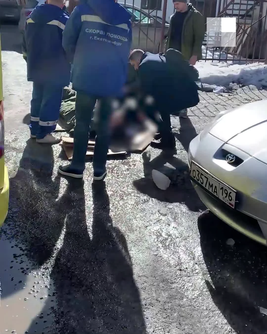 В центре Екатеринбурга на парня упала огромная глыба льда: видео - 21 марта  2024 - Е1.ру