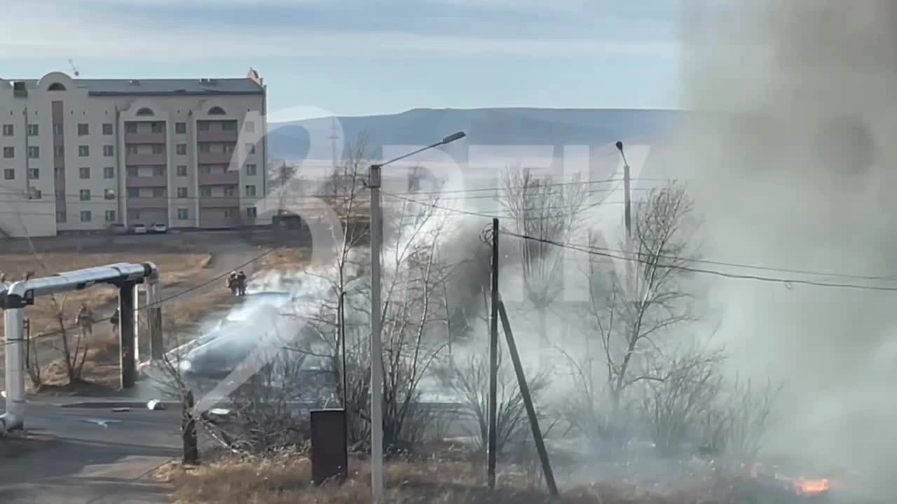 Поле загорелось в поселке Восточный в Чите возле домов - 27 марта 2024 -  ЧИТА.ру