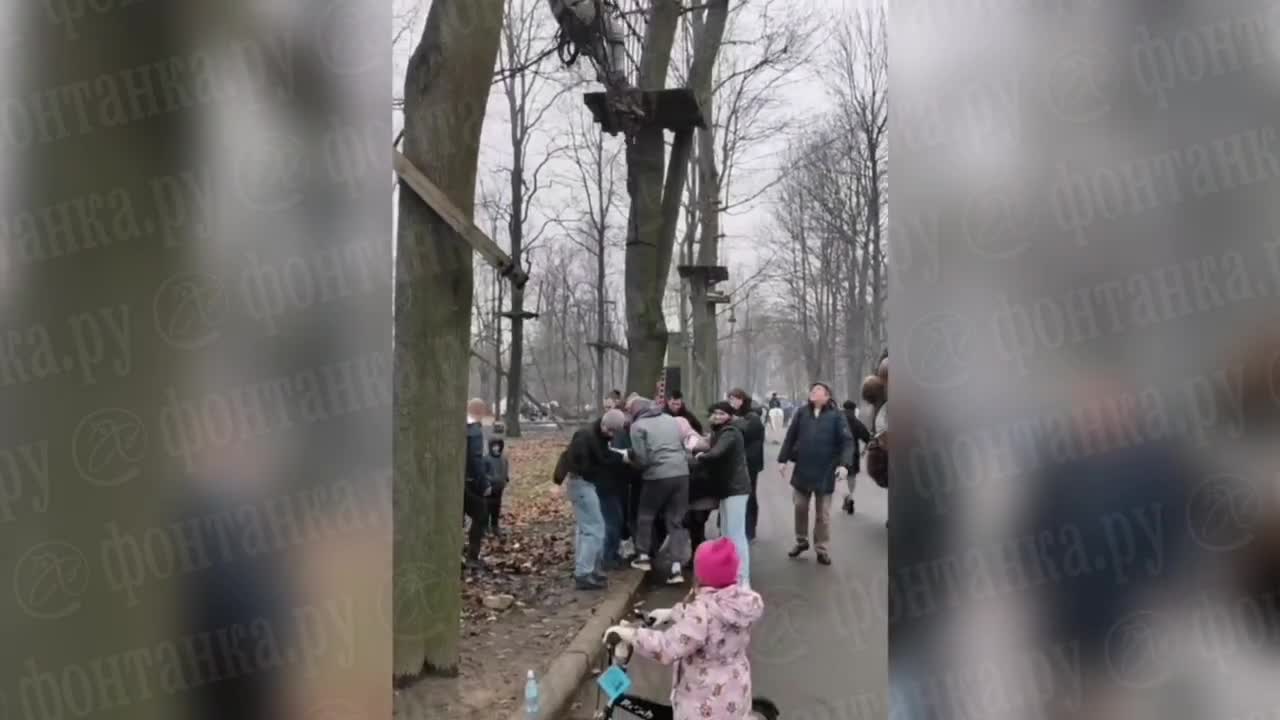 В парке им. Бабушкина прохожие ловили курткой подростка, который застрял в  веревочной сетке - 16 марта 2024 - ФОНТАНКА.ру