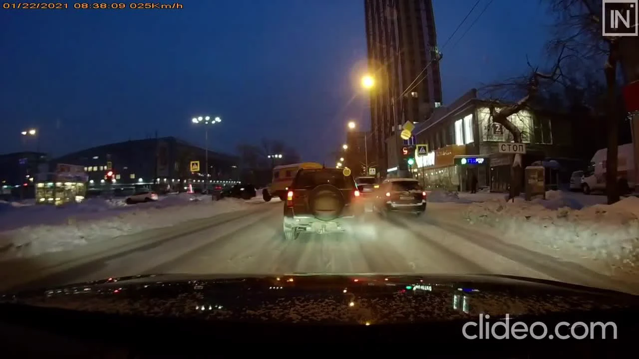 Пешеход попал под машину на улице Большакова в Екатеринбурге. 22 января  2021 года - 22 января 2021 - Е1.ру