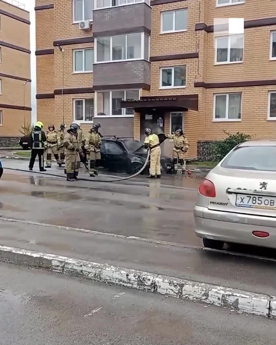 Во дворе дома на улице Агатовая, 32 пермского микрорайона Ива спортивная  выгорел легковой автомобиль - 31 августа 2023 - 59.ру