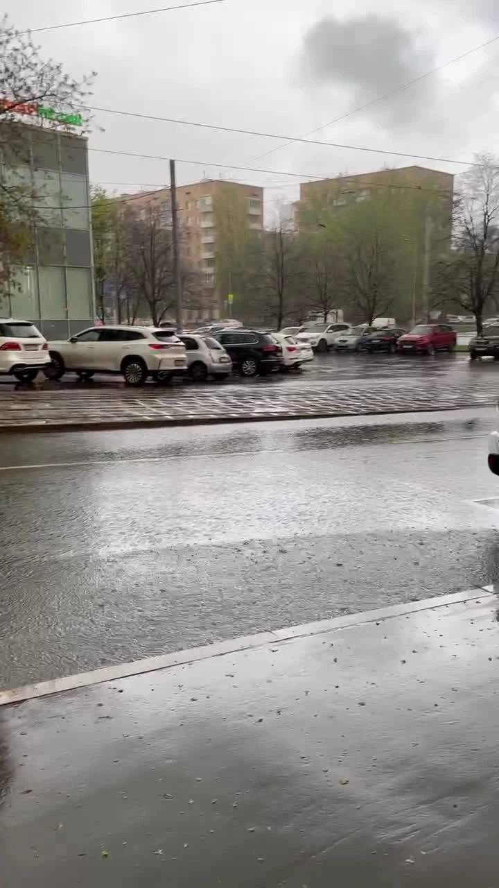 Москву и Подмосковье накрыл мощный ливень и затопило улицы: фото и видео  последствий непогоды и грозы со штормом - 27 апреля 2024 - МСК1.ру