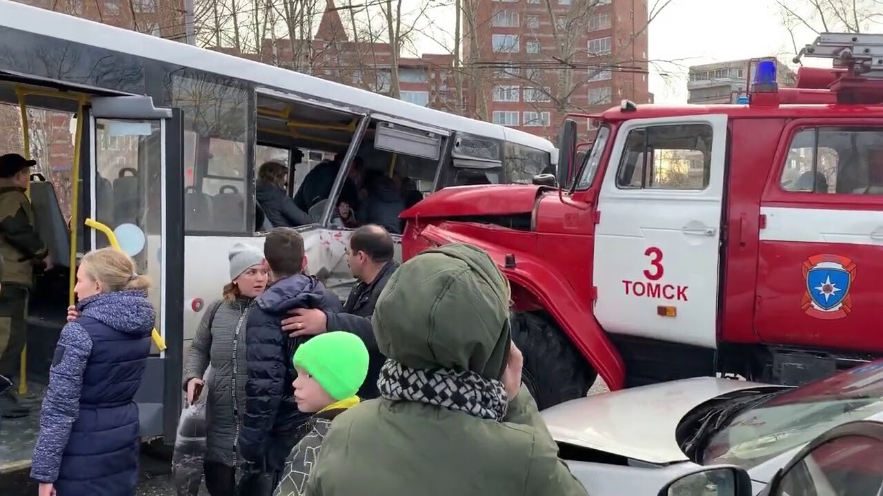 Пожарная машина протаранила автобус в Томске. Видео