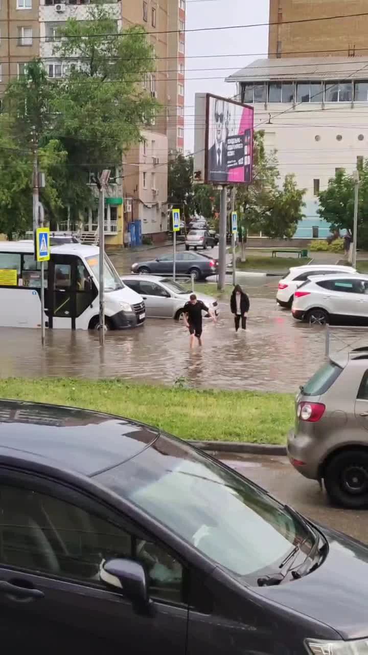 В Саратове после ливня снова затопило улицы - 13 июня 2024 - 164.ру