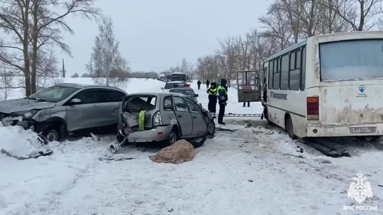 В Башкирии водитель «Лады-Калины» погиб в ДТП с пассажирским пазиком и  «Ладой-XRay» - 7 февраля 2024 - УФА1.ру