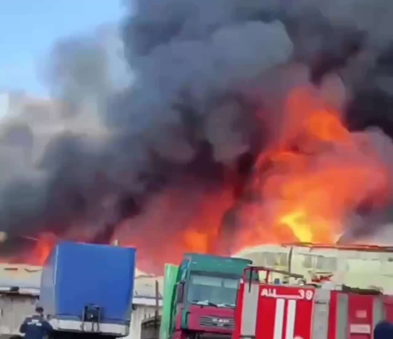 Мощное возгорание на складе поликарбоната в Подмосковье попало на видео,  что известно о пожаре в ангаре в Наро-Фоминске, видео - 11 мая 2024 -  МСК1.ру