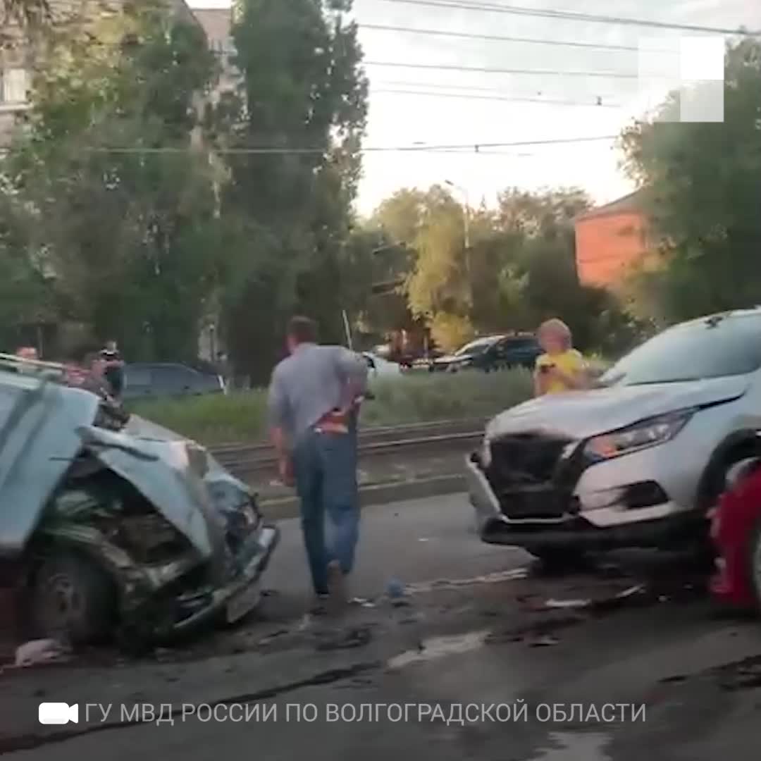 Крупная авария в Волгограде. Четыре машины превратились в месиво из металла  и пластика - 8 июня 2021 - V1.ру