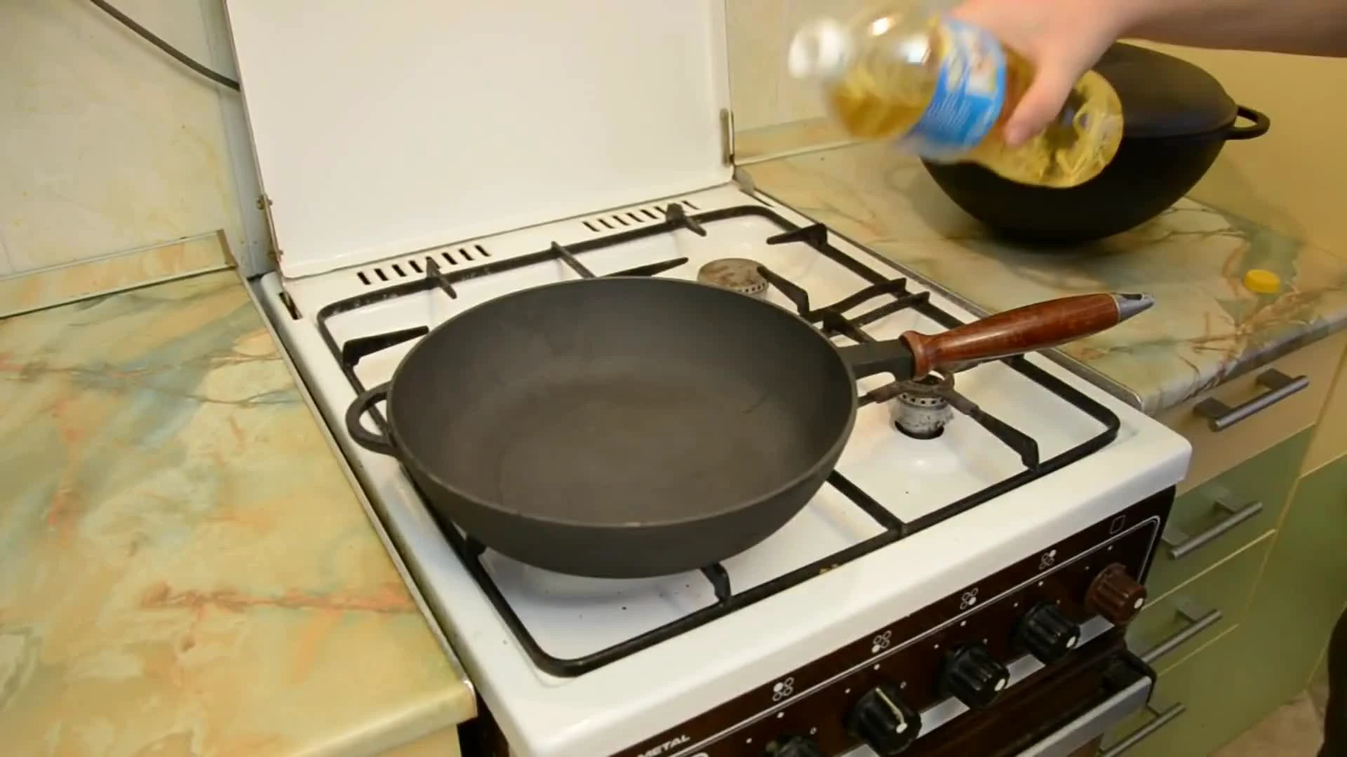 Чугунная сковорода подготовка к использованию. Как подготовить чугунную сковороду. Как проверить чугунную сковороду. Сковороды чугунные повар. Как восстановить чугунную сковороду