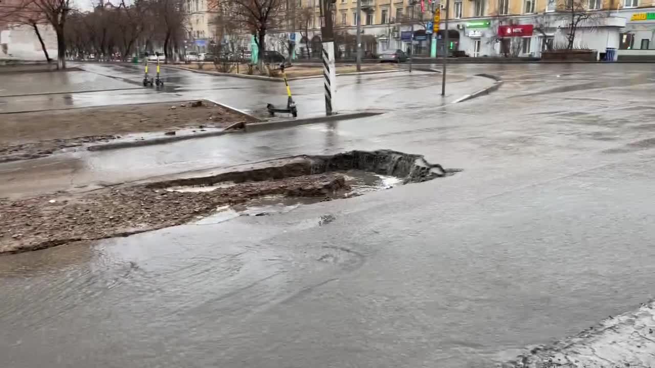 Дождь оголил последствия раскопок на улице 9-го Января в центре Читы - 14  апреля 2024 - ЧИТА.ру