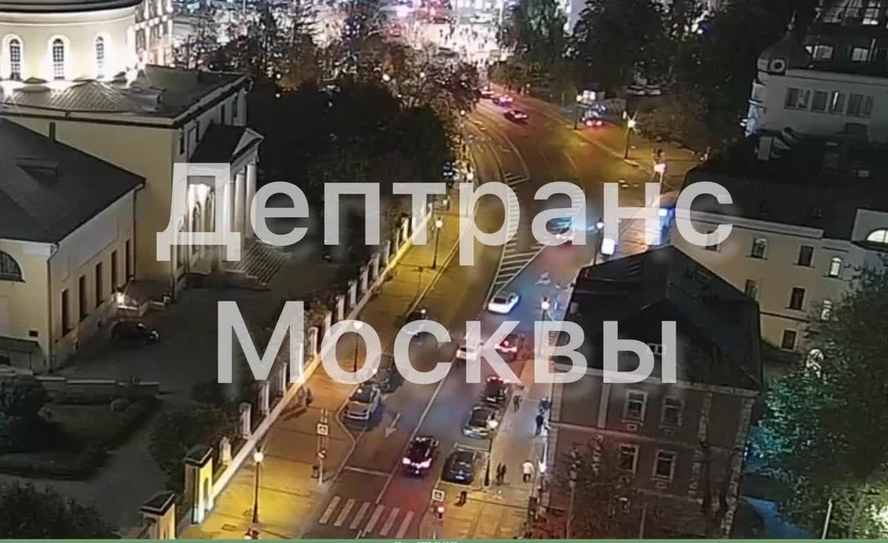 Автомобиль сбил пешеходов у здания ТАСС в центре Москвы на пересечении  Большой Никитской, 31 и Тверского бульвара внутри Садового кольца, пешеходы  пострадали и госпитализированы - 29 сентября 2023 - МСК1.ру