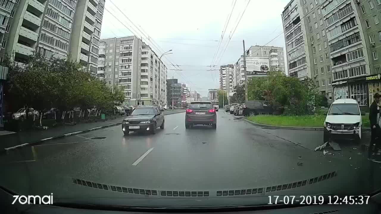 На Ботанике водитель на арендованном BMW протаранил пять автомобилей на  парковке - 11 сентября 2023 - Е1.ру