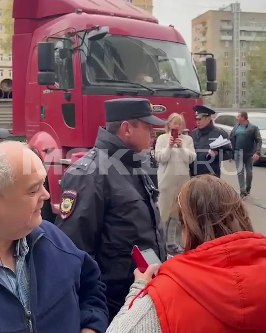 Митинг в Москве вокруг стройки напротив «Москва-Сити» дошел до задержаний,  в Дорогомилово жители вышли против строительства таунхаусов во дворе и  массовой вырубки деревьев, полиция задержала протестующих - 6 октября 2023  - МСК1.ру