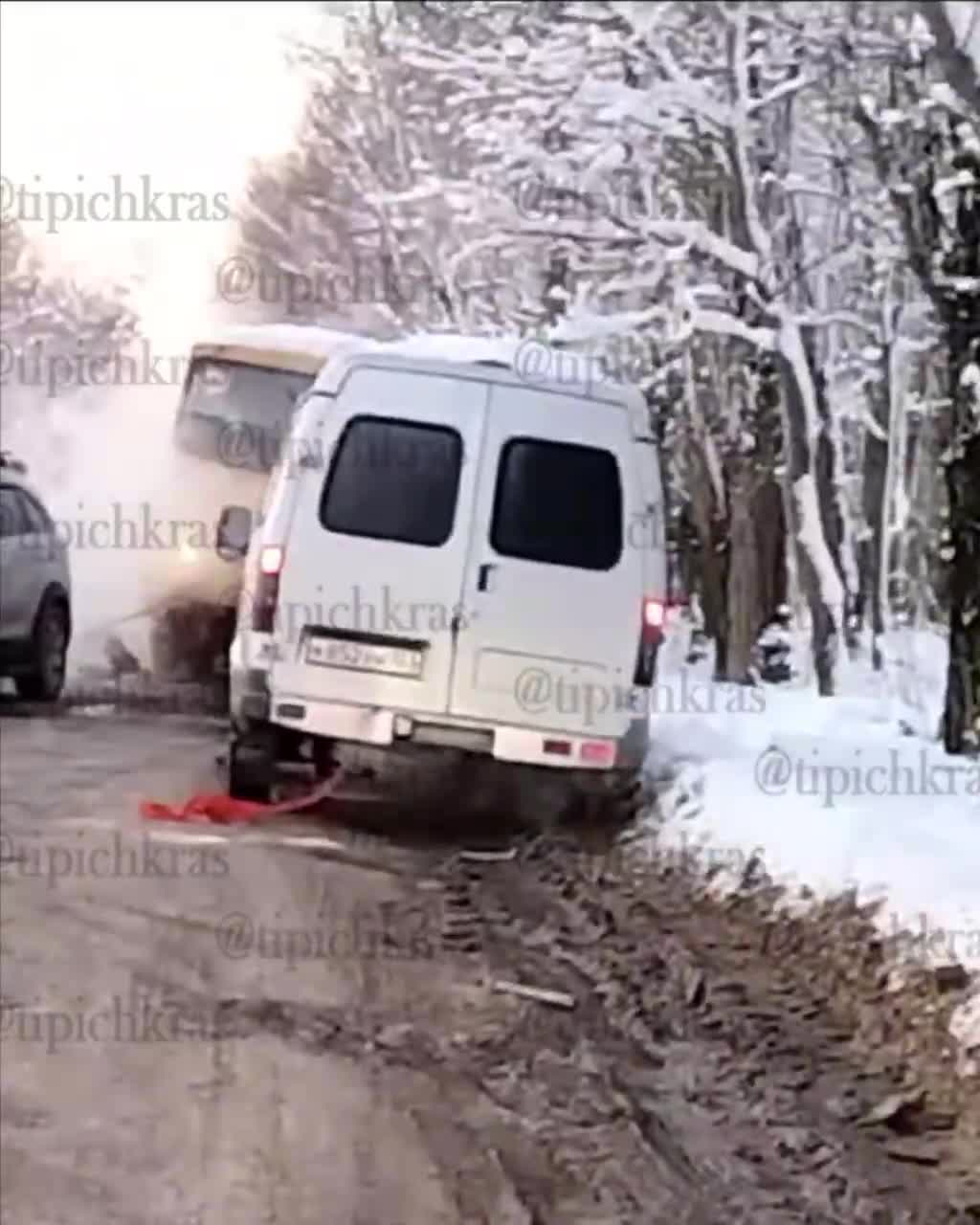 Школьный автобус с детьми застрял на разбитой дороге в Краснодаре из-за  гололеда - 23 января 2024 - 93.ру