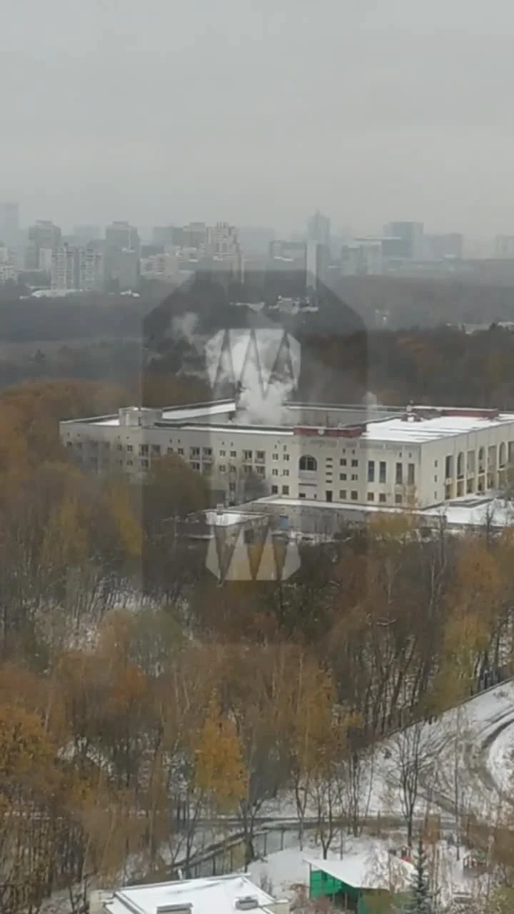 На Литовском бульваре в Ясенево в Москве загорелась гостиница «Узкое»,  эвакуировали 15 человек, спасли восемь человек, пожар в Ясенево, откуда  белый дым в Ясенево - 27 октября 2023 - МСК1.ру