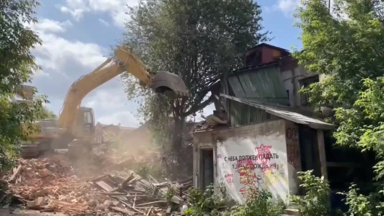 В Перми сносят дом с граффити «С неба должен падать только дождь», его  автор Ffchw уехал из России после задержания полицией - 23 июня 2023 - 59.ру