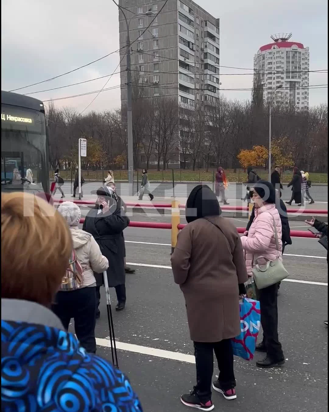 Москвичи возле станции метро «Выхино» ждут автобус № 821 в Подмосковье  дольше часа, перегородили дорогу другим автобусам - 3 ноября 2023 - МСК1.ру