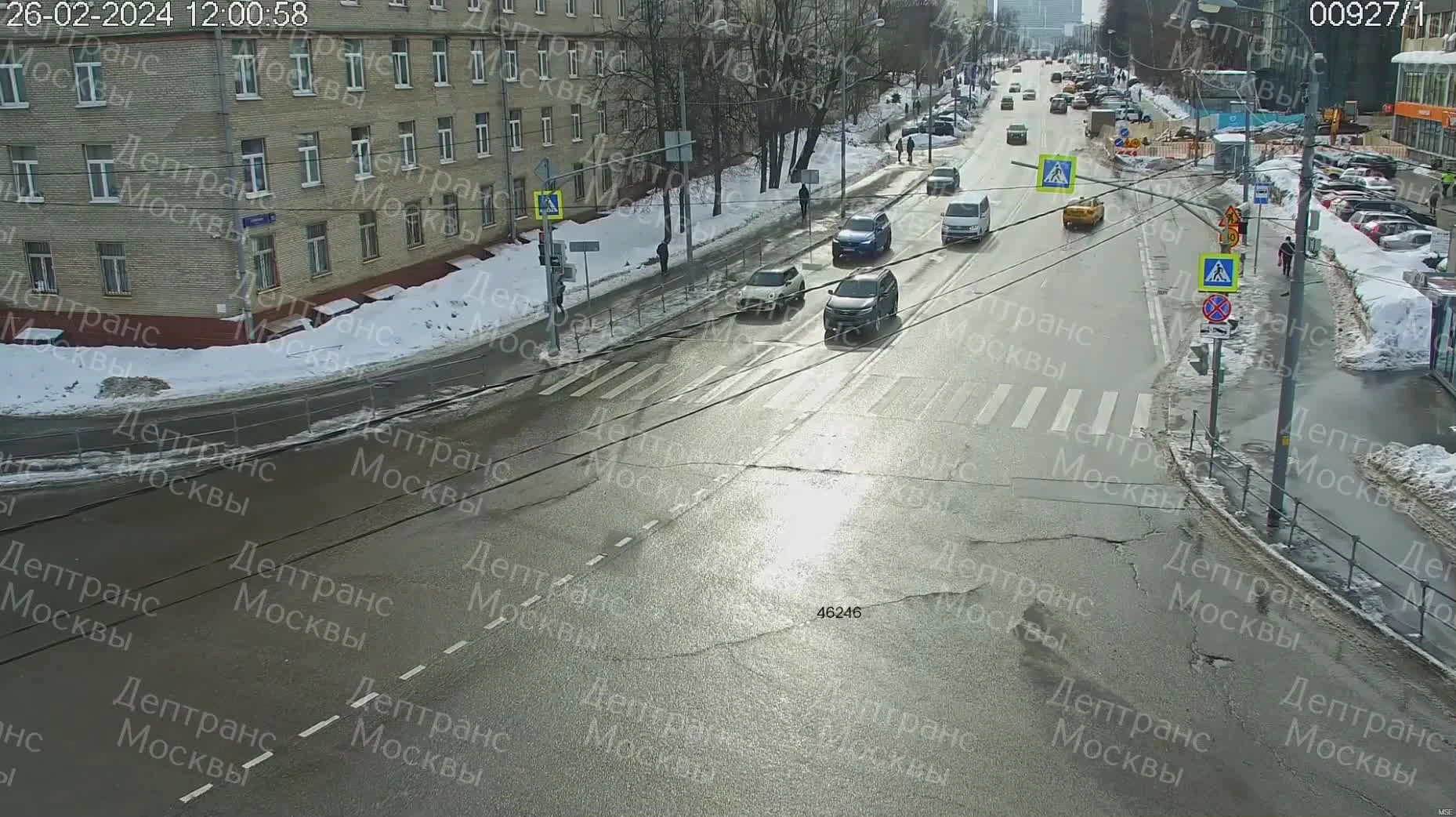 На Азовской улице в Зюзино такси протаранило несколько автомобилей и сбило  дорожных рабочих, ДТП в Зюзино, дептранс Москвы, авария, видео, ремонтные  работы на дороге - 26 февраля 2024 - МСК1.ру