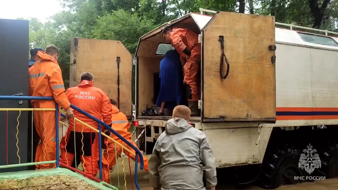 Прохожего занесло течением под машину, малышей эвакуируют из детсадов:  Владивосток затопило | STARHIT