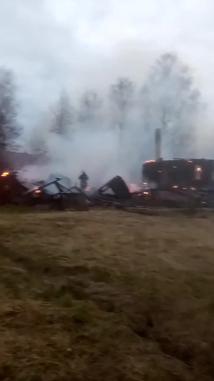 Пожар в Ручьях остановил движение по Муринской дороге: в Деревне Новой  горит старый дом — Мегаполис