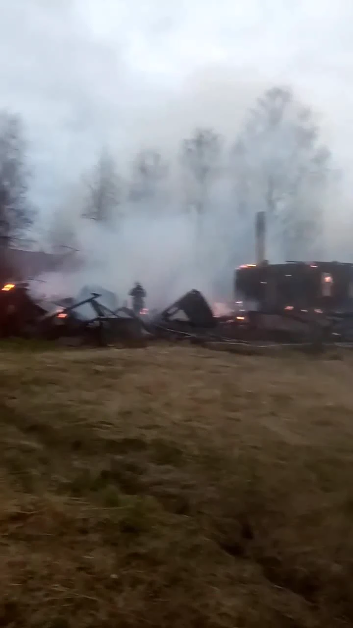 Пожар в Ручьях остановил движение по Муринской дороге: в Деревне Новой горит  старый дом — Мегаполис