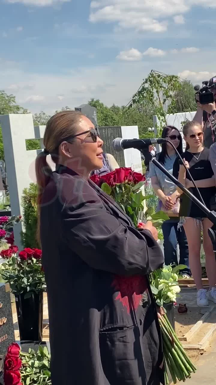 На могиле Валентина Юдашкина установили памятник: фото, видео, на  Троекуровское кладбище в Москве приехали Дмитрий Песков, Татьяна Навка,  Игорь Крутой, Константин Эрнст, Анита Цой, Розенбаум, где похоронен  модельер - 15 июня 2024 - МСК1.ру