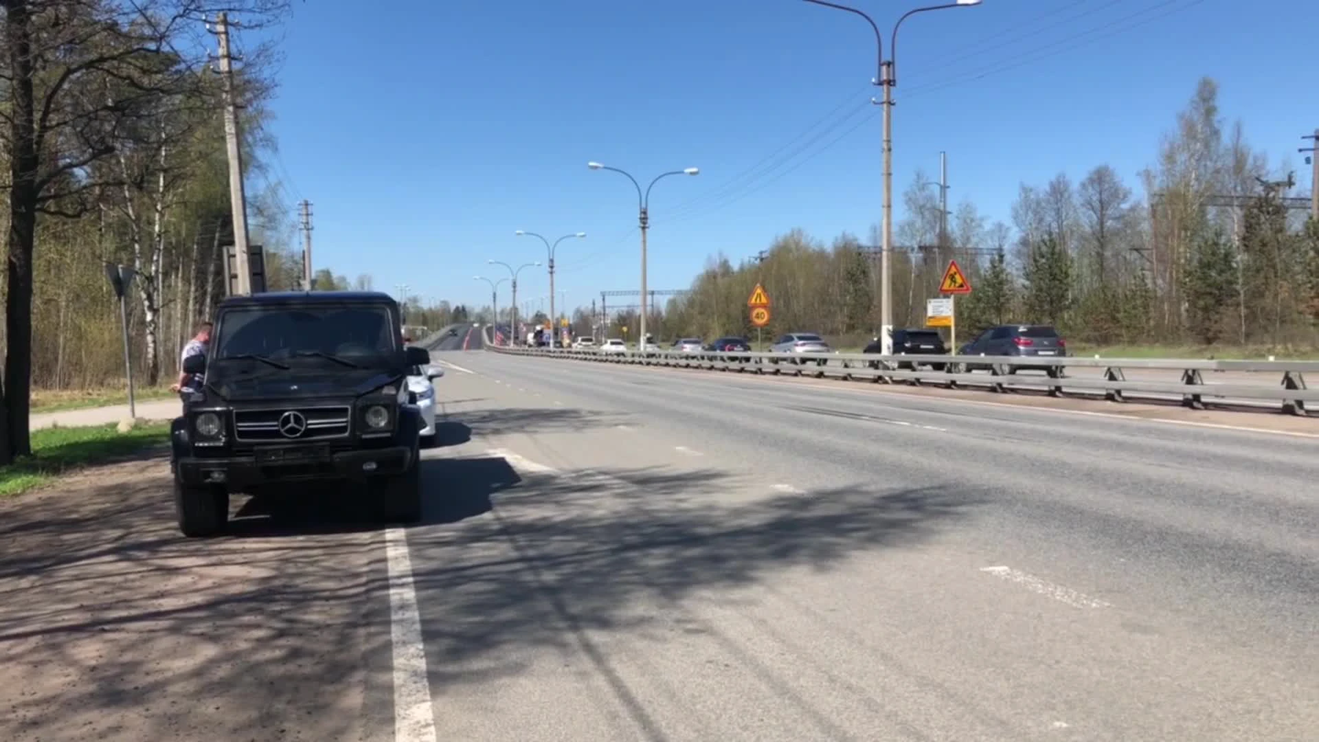 Двое петербуржцев грубо изгнали с детской площадки тиктокеров, снимавших  клип с голыми мужчинами на каблуках — Мегаполис