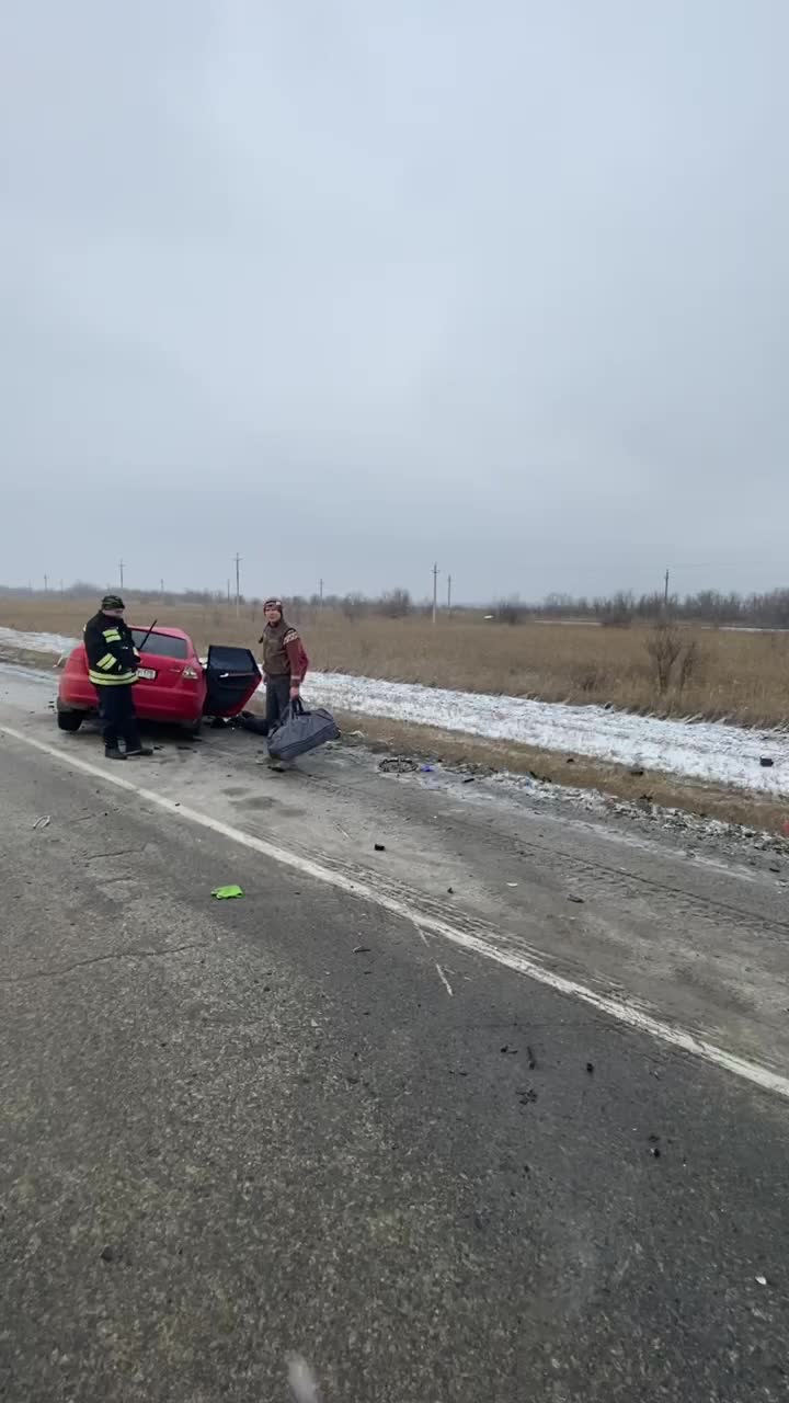 Под Волгоградом на трассе в Луганск Audi протаранила Mercedes - 6 января  2024 - V1.ру