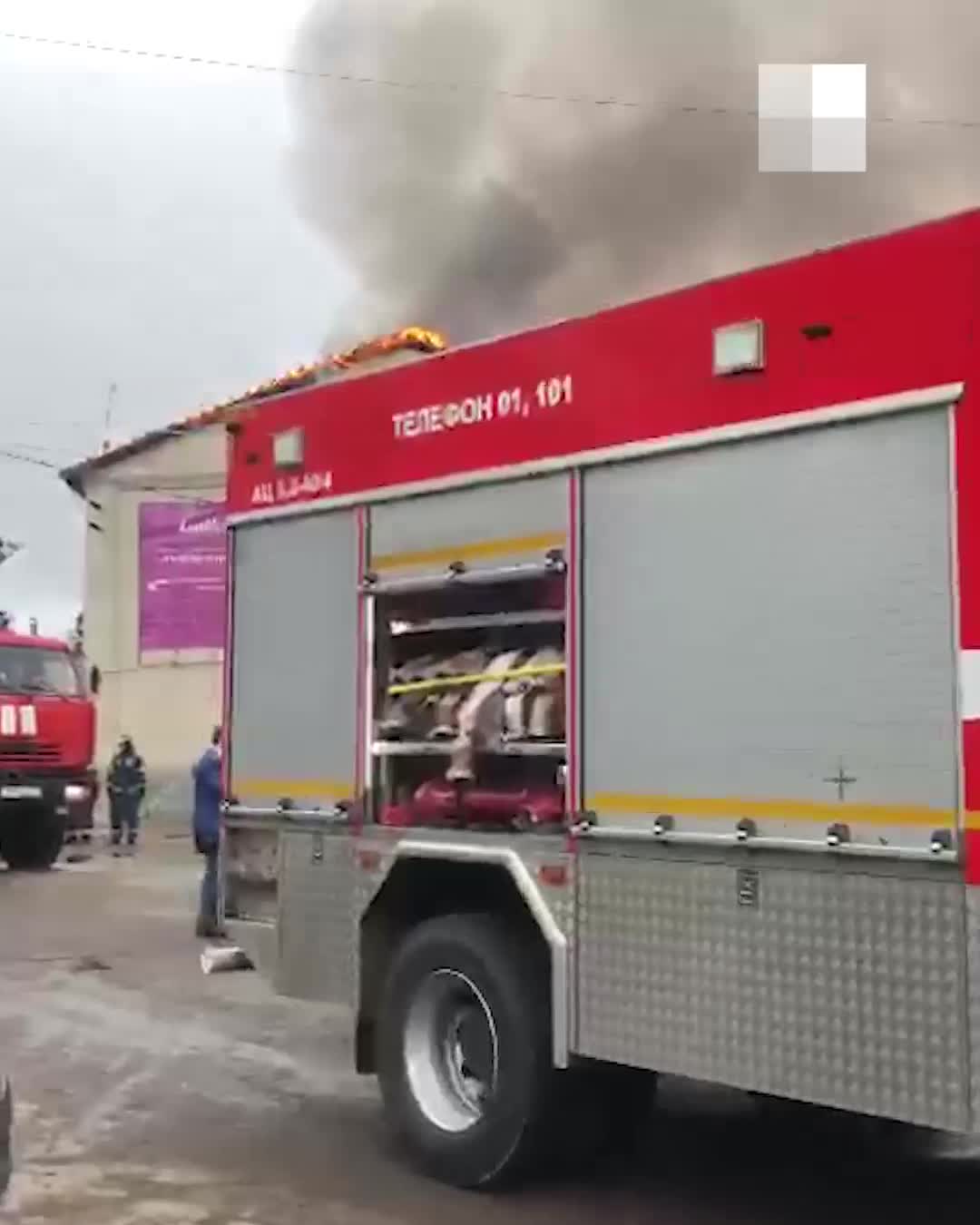 В Ярославле горит здание на улице Кирпичной, 17: фото и видео с места ЧП |  15.09.2021 г. - 15 сентября 2021 - 76.ру