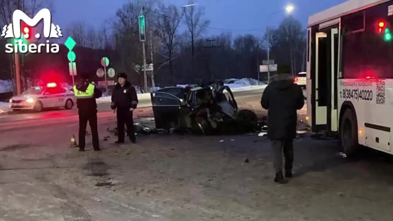 Машина въехала под колеса автобуса в Междуреченске: подробности ДТП с  автобусом в Кузбассе, кто погиб - 9 ноября 2023 - НГС42.ру