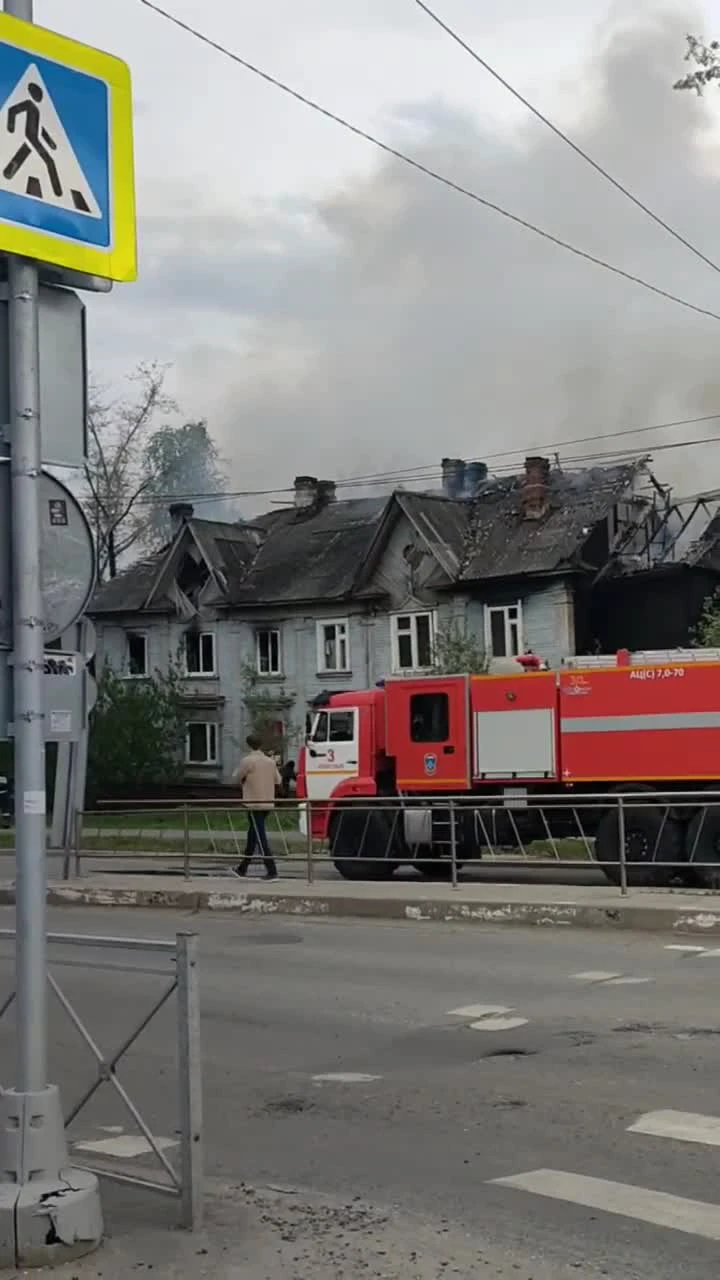 В Архангельске загорелся деревянный дом в переулке Водников - 4 июня 2024 -  29.ру