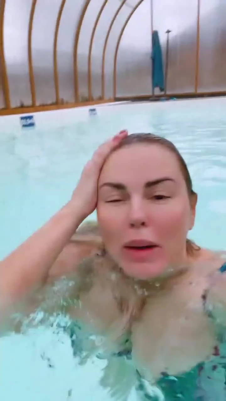 Разгоряченная после бани Семенович подразнила большой грудью в бассейне:  видео