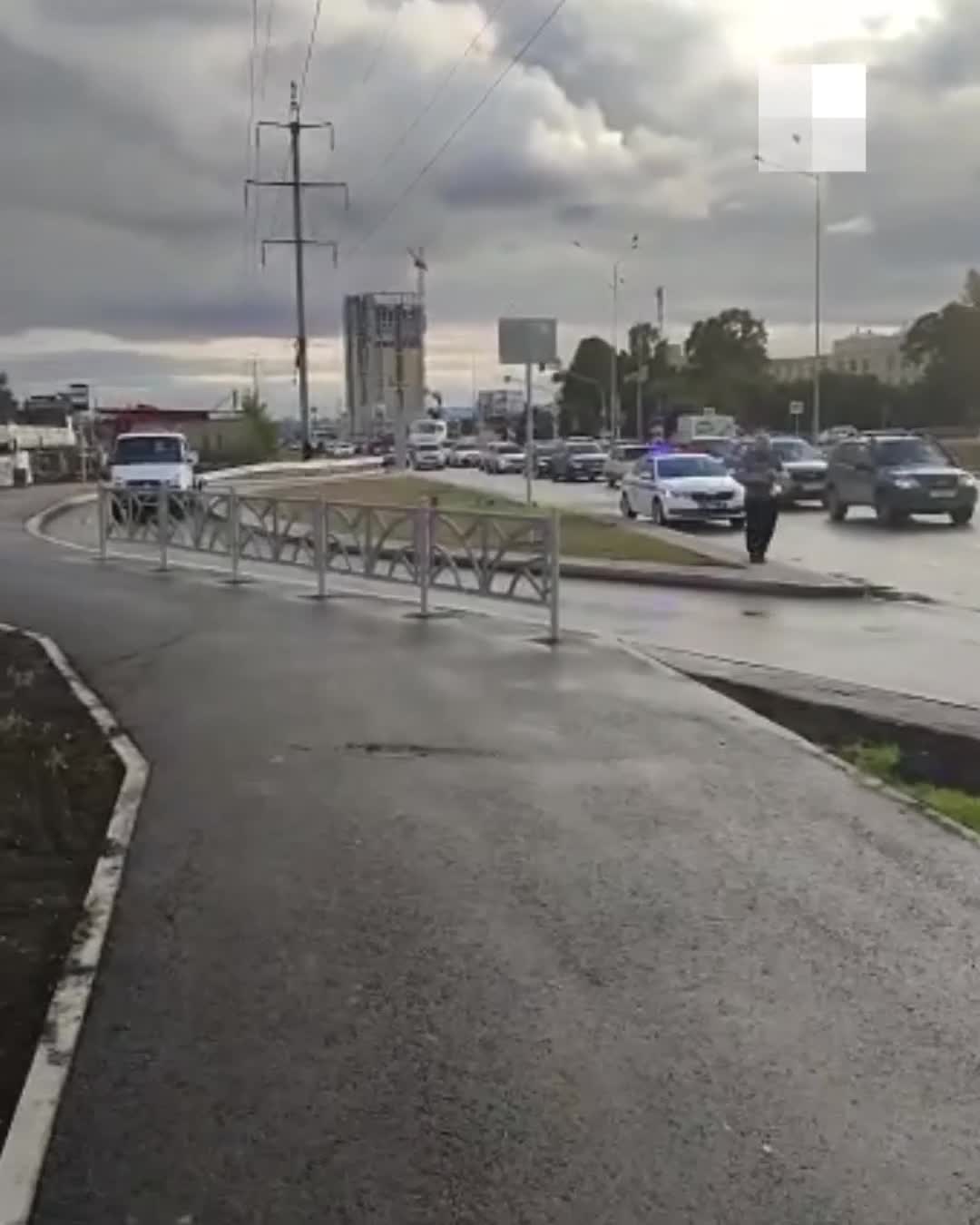 В Екатеринбурге машина врезалась в светофор, его увезли на скорой 11  сентября 2022 г. - 11 сентября 2022 - Е1.ру