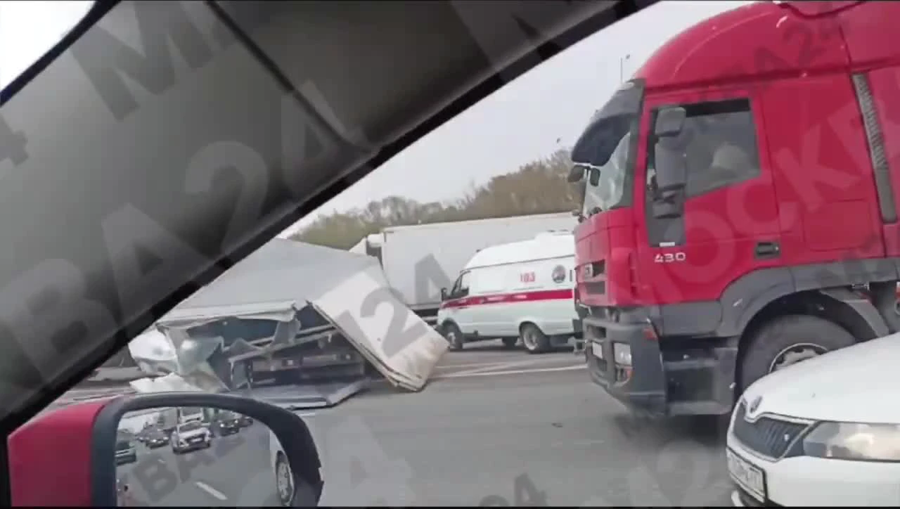 На МКАД грузовик снес легковушку: видео ДТП в районе Капотня на юго-востоке  Москвы, подробности, фото и видео аварии на внешней стороне 18 км МКАД в  Москве - 21 апреля 2024 - МСК1.ру