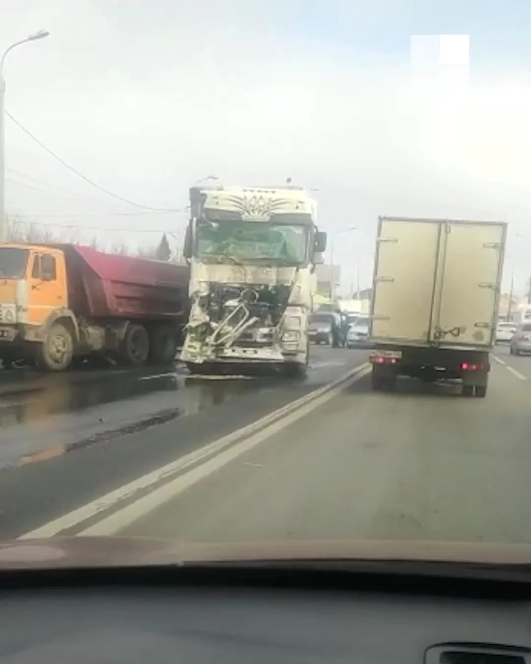 В Волгограде многотонный Mercedes протаранил КАМАЗ и сбил камазиста - 27  ноября 2021 - V1.ру