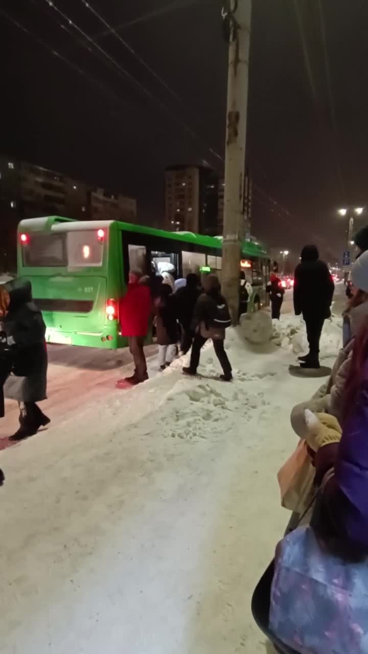 Отлетевшее колесо автобуса попало в голову петербурженки. Ей потребовалась помощь нейрохирургов