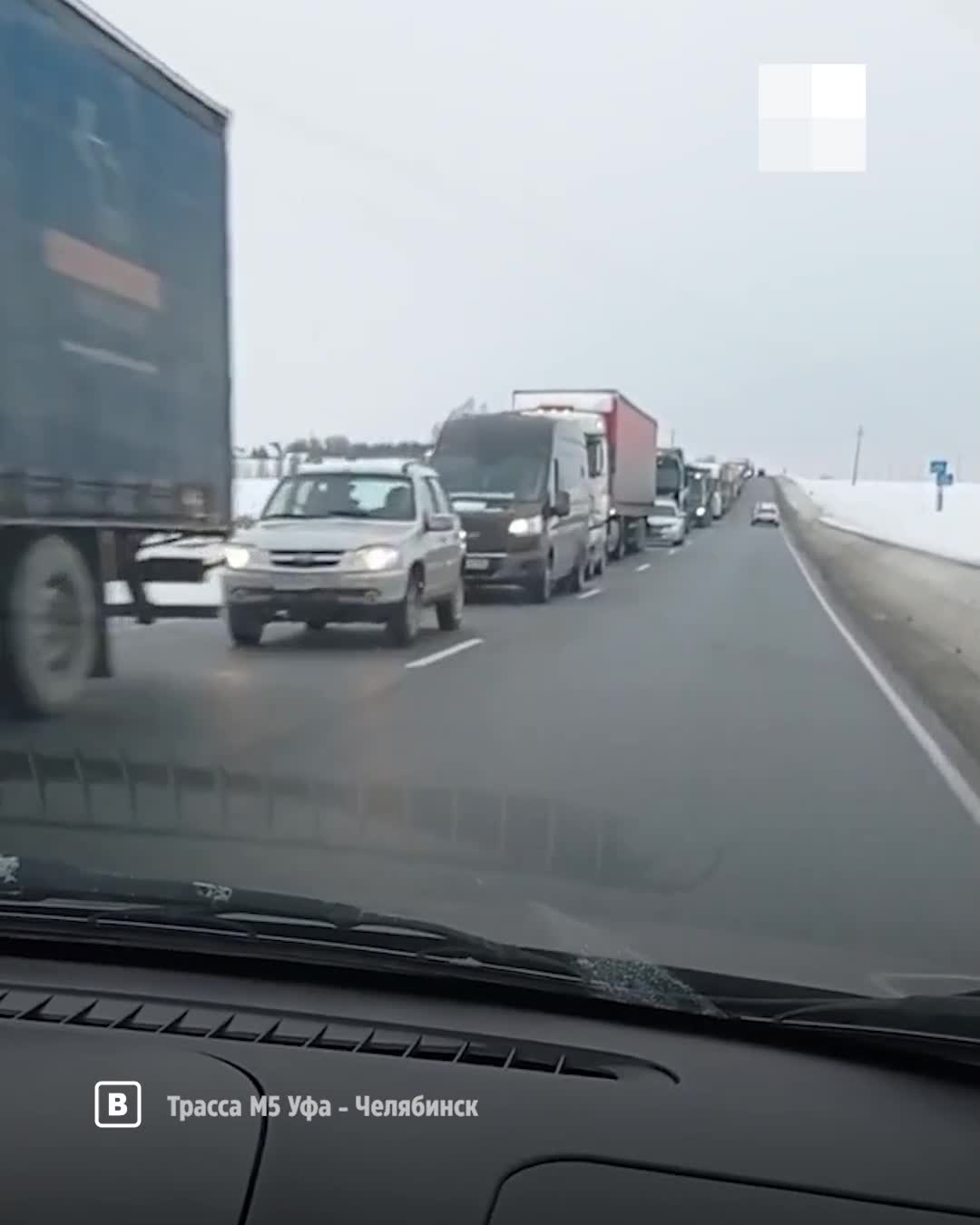 Автобус столкнулся с лесовозом на трассе М-5 в Ашинском районе Челябинской  области, пробка на границе с Башкирией, 17 января 2022 г. - 17 января 2022  - 74.ру