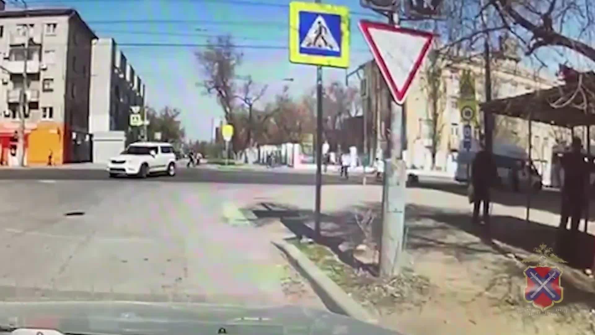 Появилось видео с места жуткого наезда на четырех детей в Волгограде - 11  апреля 2024 - V1.ру