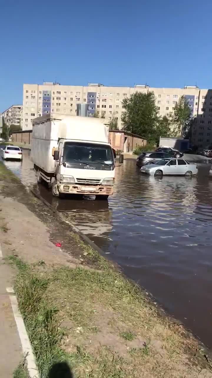 В Тюмени на улицах Газовиков, Эрвье и Заречный проезд двор затопило водой,  произошел порыв на теплотрассе 14 июня 2021 года - 14 июня 2021 - 72.ру