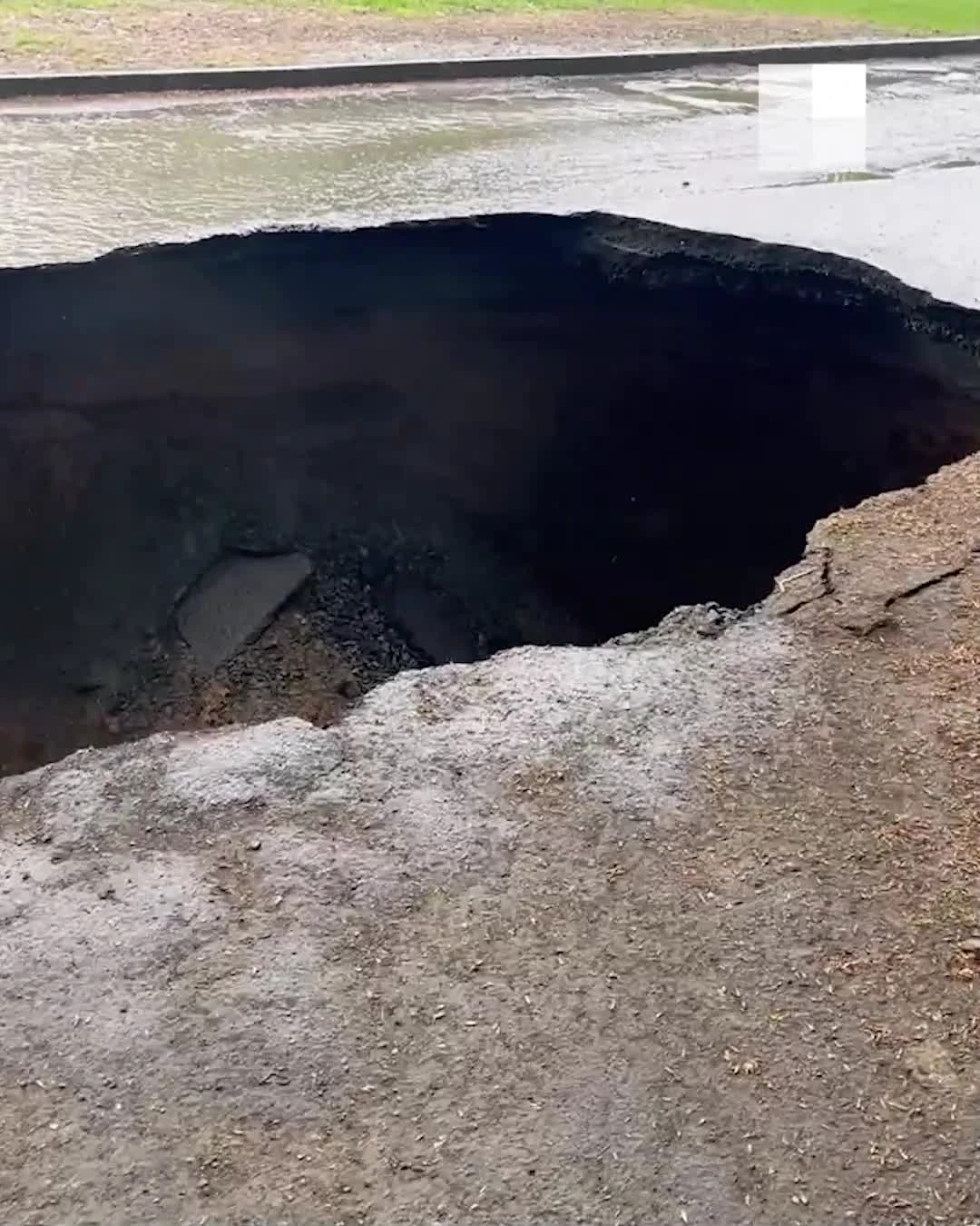 Момент обрушения дороги на Первой Пятилетки в Челябинске сняли на видео - 1  мая 2024 - 74.ру