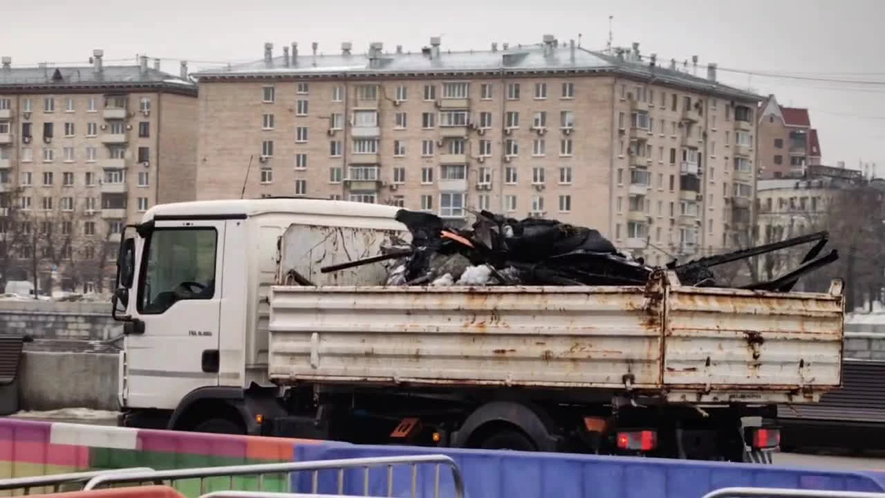 На Пушкинской набережной полностью сгорела чайная «Пуэропорт»: фото, видео,  подробности, Виктор Енин отрицает возможность поджога, он планирует открыть  точку в новом месте, что происходит в Парке Горького - 1 марта 2024 -  МСК1.ру