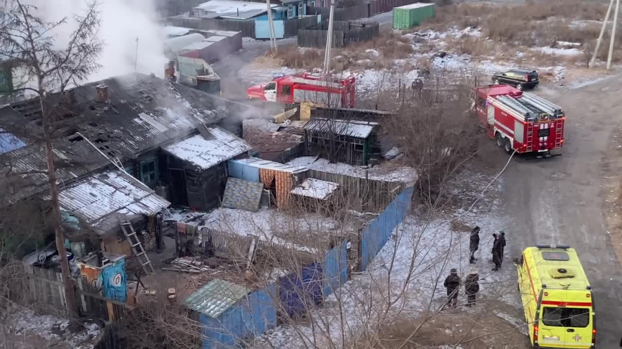 Пожар в доме на несколько хозяев произошёл на Зенитке в Чите: видео - 3  марта 2024 - ЧИТА.ру