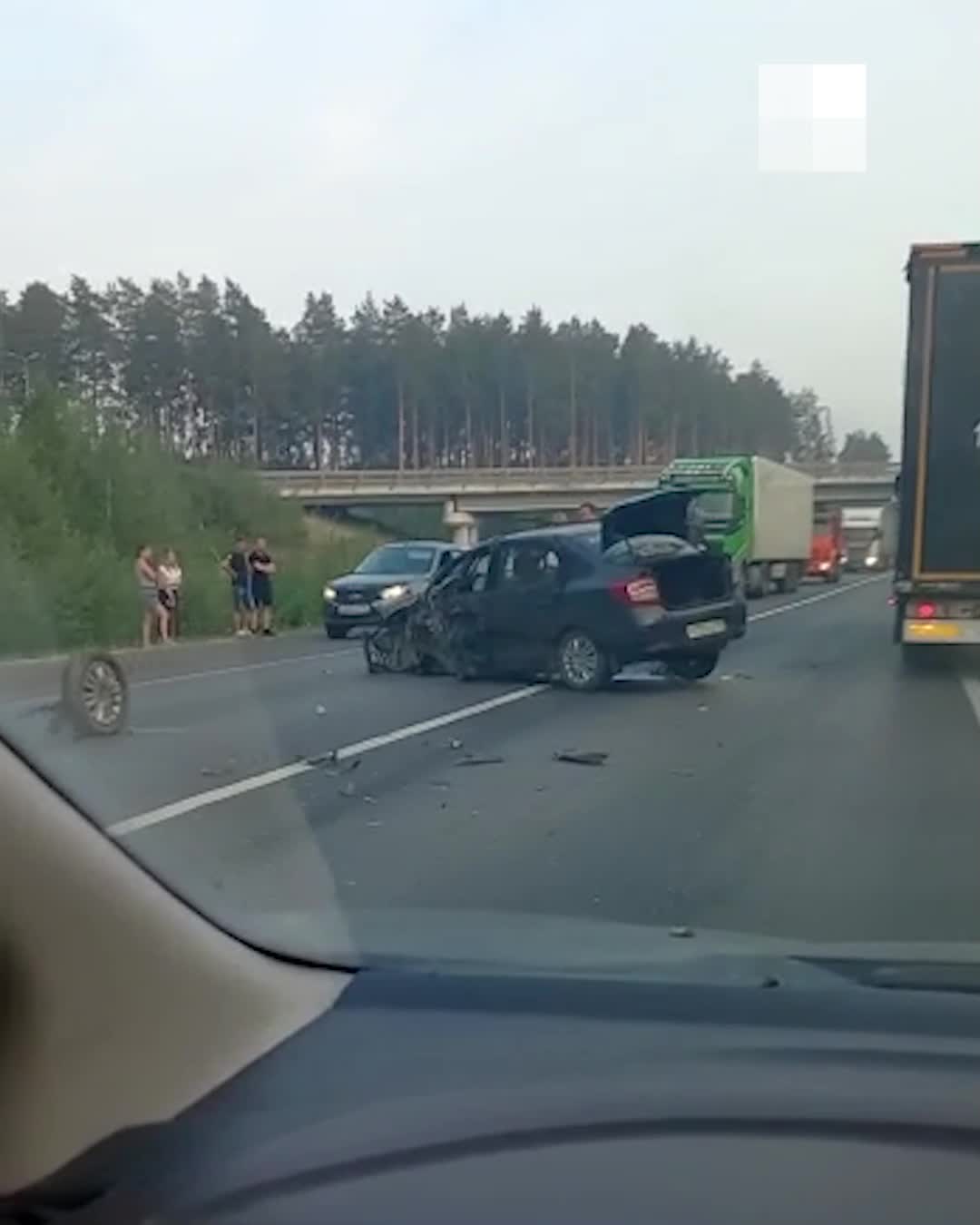 На выезде из Екатеринбурга мусоровоз вылетел в кювет после ДТП с  легковушкой — видео, 8 августа 2022 года - 8 августа 2022 - Е1.ру